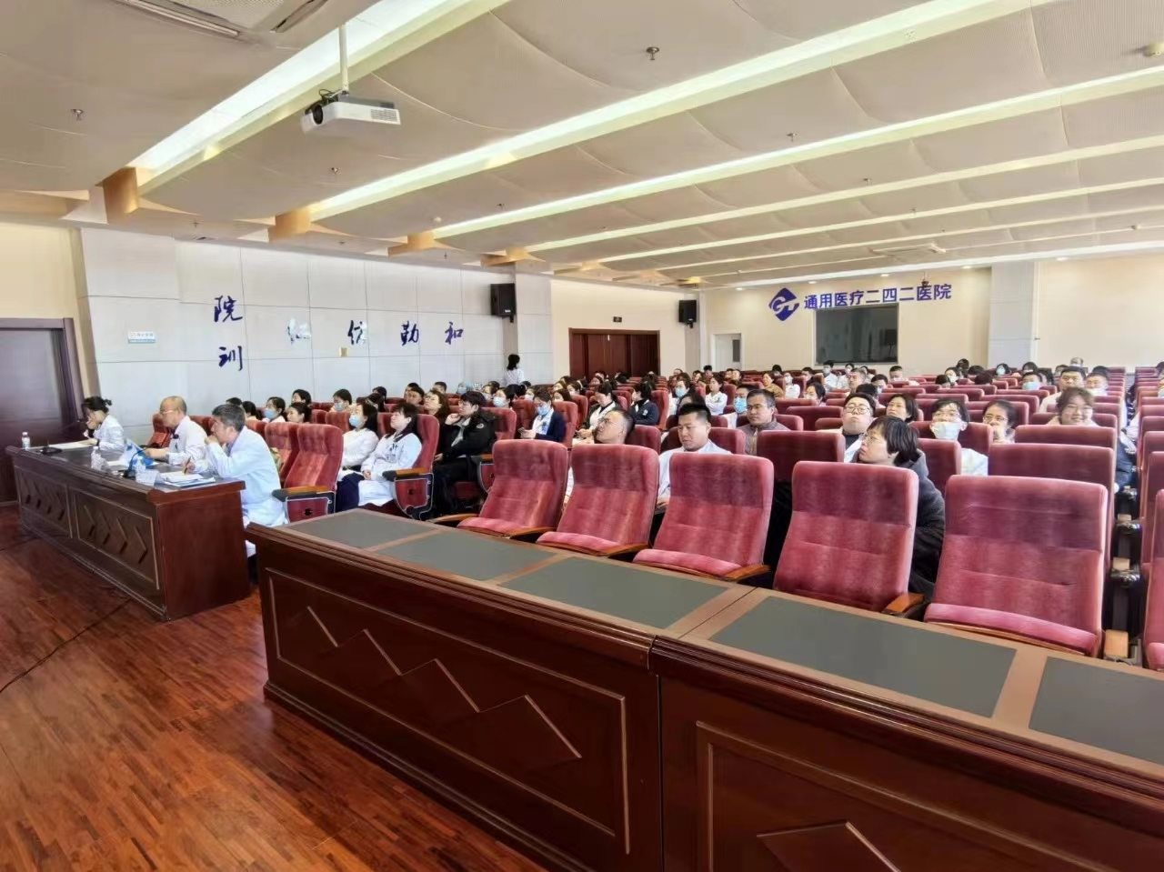 【医院动态】“科研引领,人才强院,以科技创新激发医院...